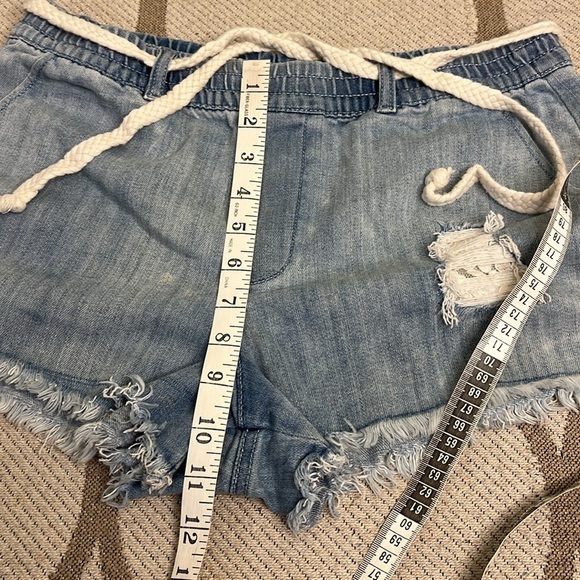 aerie Distressed Raw Hem Pull on Mini Light Wash Denim Shorts Size Small - Picture 10 of 14